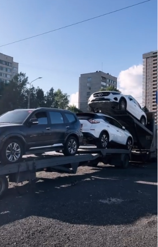 Разгрузка автовоза с автомобилями наших клиентов