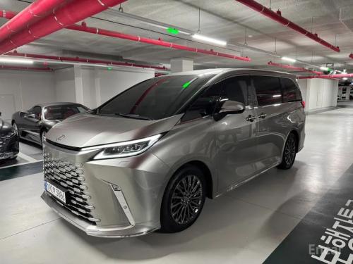 Lexus LM