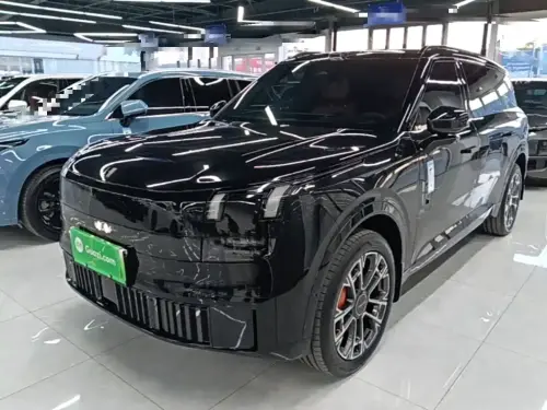 Lynk & Co 900