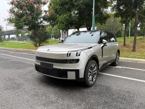 Lynk & Co 900